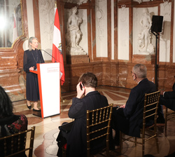 Don Felipe y Doña Letizia ocupan la primera fila de asientos para la inauguración de la exposición