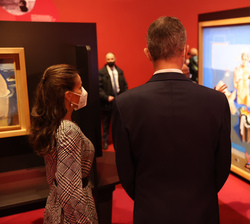 ​Sus Majestades los Reyes durante la inauguración de la exposición "Dalí-Freud. Una obsesión"