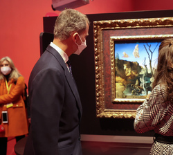 Sus Majestades los Reyes contemplan una de las obras de Dalí durante su recorrido por la exposición