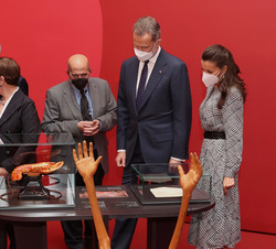 Don Felipe y Doña Letizia durante su recorrido por la exposición acompañados del comisario de la misma