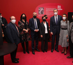Don Felipe y Doña Letizia acompañados del Presidente Federal de la República de Austria y la Primera Dama, el comisario de la exposición y el ministro