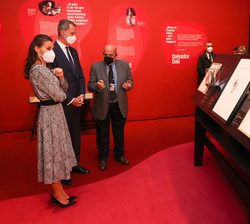 El comisario de la exposición da una explicación sobre las obras expuestas a Sus Majestades los Reyes