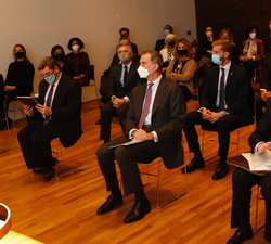 Su Majestad el Rey durante la reunión del Patronato de la Fundación CODESPA