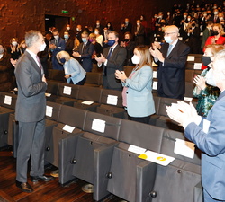 Su Majestad el Rey recibe un caluroso aplauso a su llegada al auditorio del CaixaForum Madrid