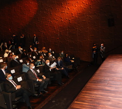 Su Majestad el Rey en la primea fila durante la intervención del presidente de la Fundación CODESPA
