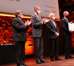 Su Majestad el Rey tras entregar el diploma a Joseph Monahan, director ejecutivo de Champion Group en Europa, finalista del Premio CODESPA en la categ