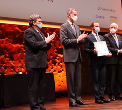 Su Majestad el Rey tras la entrega del diploma a Juan Fermín, fundador y CEO de Kingo Energy finalista del Premio CODESPA en la categoría de “In