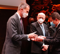 Su Majestad el Rey entrega el galardón a Miguel Ángel Charria, presidente ejecutivo de Banco de Microfinanzas Bancamía S.A., ganador del Premio CODESP