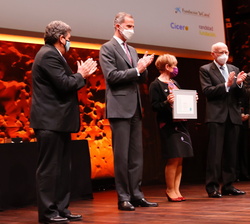 Su Majestad el Rey tras entregar el diploma a Rosa Martín Tristán, finalista del Premio CODESPA en la categoría de “Periodismo para el Desarroll