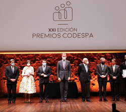 Fotografía de grupo de Su Majestad el Rey con los ganadores y finalistas de los Premios CODESPA