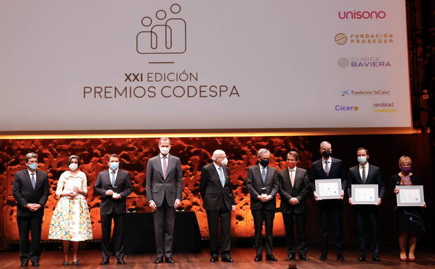 Fotografía de grupo de Su Majestad el Rey con los ganadores y finalistas de los Premios CODESPA