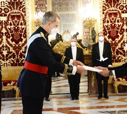 Su Majestad el Rey recibe la Carta Credencial de manos del embajador de la República de Cuba, Marcelino Medina González