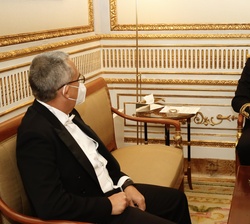 Don Felipe conversa con el embajador de la República de Cuba, Marcelino Medina González