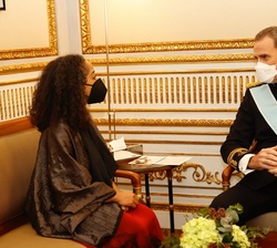 Don Felipe conversa con la embajadora de los Estados Unidos de América, Julissa Reynoso