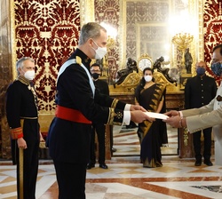 Su Majestad el Rey recibe la Carta Credencial de manos del embajador de la República, Dinesh Kumar Patnaik