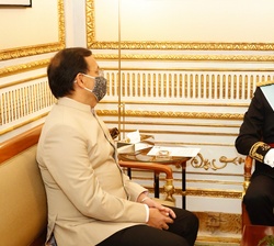 Don Felipe conversa con el embajador de la República de la India, Dinesh Kumar Patnaik
