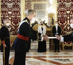 Su Majestad el Rey recibe la Carta Credencial de manos del embajador de Irlanda, Frank Joseph Smyth