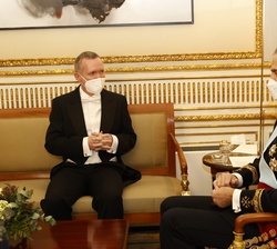 Don Felipe conversa con el embajador de Irlanda, Frank Joseph Smyth