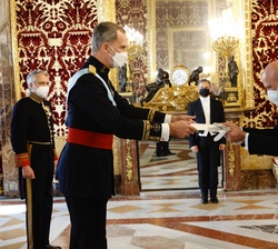 Su Majestad el Rey recibe la Carta Credencial de manos del embajador de la República de San Marino, Luca Brandi