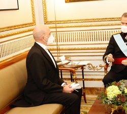 Don Felipe conversa con el embajador de la República de San Marino, Luca Brandi