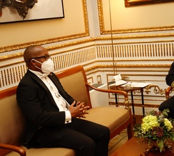 Don Felipe conversa con el embajador de la República de Trinidad y Tobago, Colin Michael Connelly