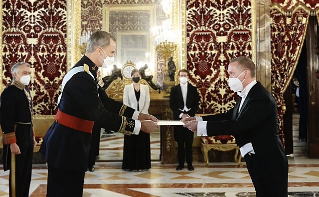 Su Majestad el Rey recibe la Carta Credencial de manos del embajador de Irlanda, Frank Joseph Smyth
