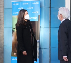 Doña Letizia es recibida por el presidente de UNICEF España, Gustavo Suárez Pertierra