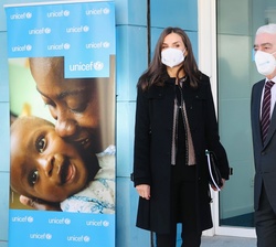 Su Majestad la Reina junto al presidente de UNICEF España, Gustavo Suárez Pertierra