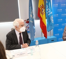 Doña Letizia atiende a la exposición de la situación de UNICEF Comité Español que realiza su presidente