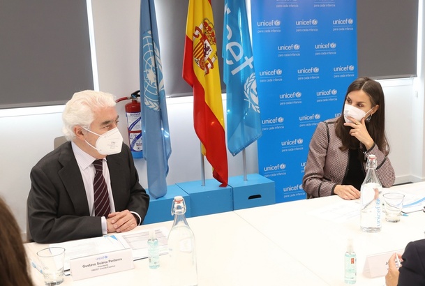 Doña Letizia atiende a la exposición de la situación de UNICEF Comité Español que realiza su presidente