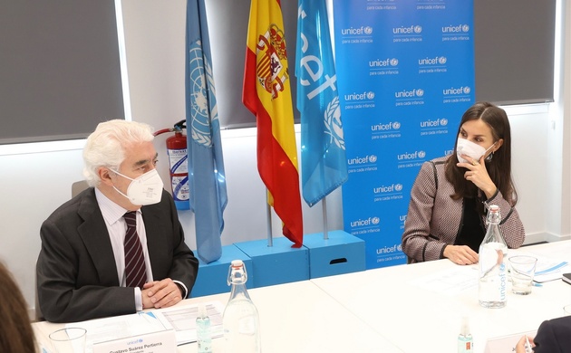 Doña Letizia atiende a la exposición de la situación de UNICEF Comité Español que realiza su presidente