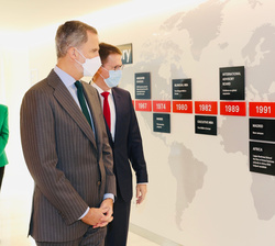 Su Majestad el Rey a su llegada junto al director general del IESE Business School, Franz Heukamp