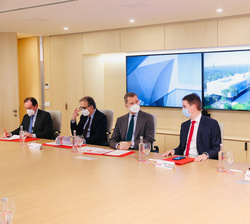 Su Majestad el Rey durante la reunión mantenida con los miembros del Consejo de Dirección del IESE Business School