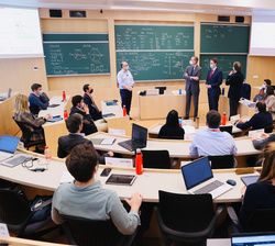 Don Felipe durante el encuentro en el aula con los alumnos del Executive MBA 2023 