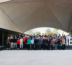 Fotografía de grupo junto a los alumnos del Executive MBA 2023