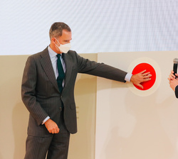 Don Felipe activa el botón que muestra la placa conmemorativa