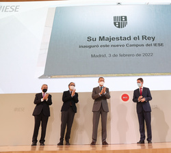 Placa conmemorativa de la inauguración del nuevo Campus IESE