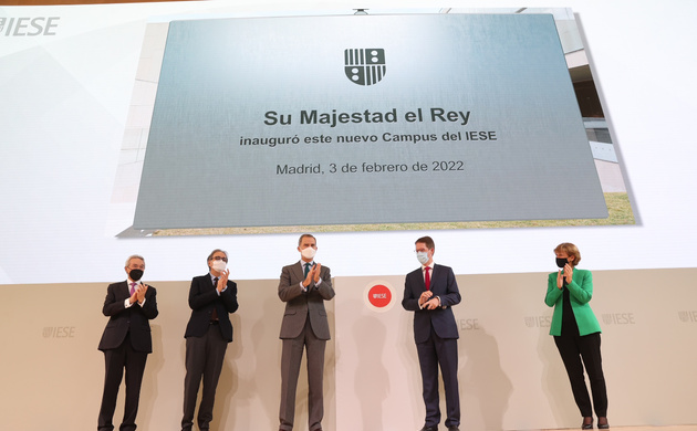 Placa conmemorativa de la inauguración del nuevo Campus IESE
