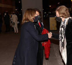 Doña Sofía fue recibida por la presidenta de Juventudes Musicales de Madrid y la Directora general del Instituto Nacional de las Artes Escénicas y de 