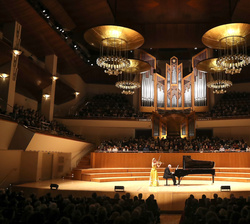 Doña Sofía durante la interpretación a cargo de Anne-Sophie Mutter y Lambert Orkis al violín y piano respectivamente
