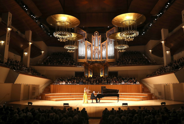 Doña Sofía durante la interpretación a cargo de Anne-Sophie Mutter y Lambert Orkis al violín y piano respectivamente
