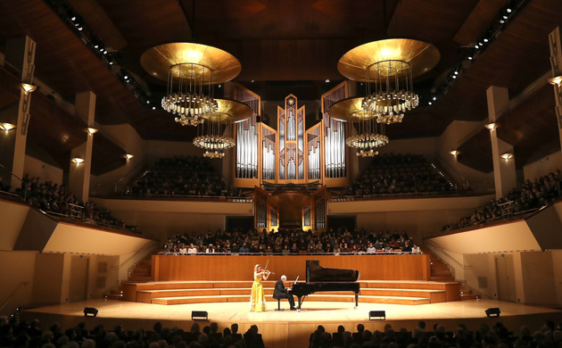 Doña Sofía durante la interpretación a cargo de Anne-Sophie Mutter y Lambert Orkis al violín y piano respectivamente