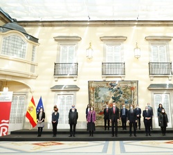 Fotografía de grupo de Su Majestad el Rey junto a las autoridades y asistentes a la reunión