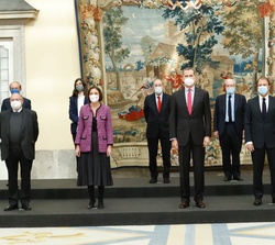Su Majestad el Rey junto a las autoridades y asistentes a la reunión