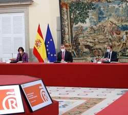 Su Majestad el Rey durante el desarrollo de la reunión