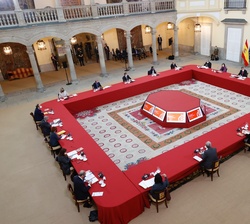 Vista general de la reunión que tiene lugar en el Patio de los Austrias