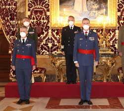 Fotografía de grupo de Su Majestasd el Rey con un grupo de generales de división y un vicealmirante