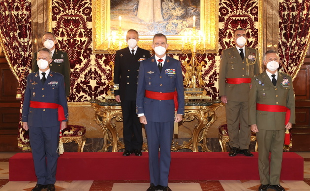 Fotografía de grupo de Su Majestasd el Rey con un grupo de generales de división y un vicealmirante