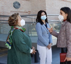 Doña Letizia conversa con la presidenta del Consejo Superior de Investigaciones Científicas, Rosa María Menéndez tras los saludos de las autoridades q