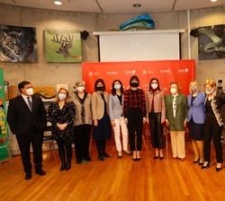 Su Majestad la Reina junto a las autoridades y participantes de la mesa redonda